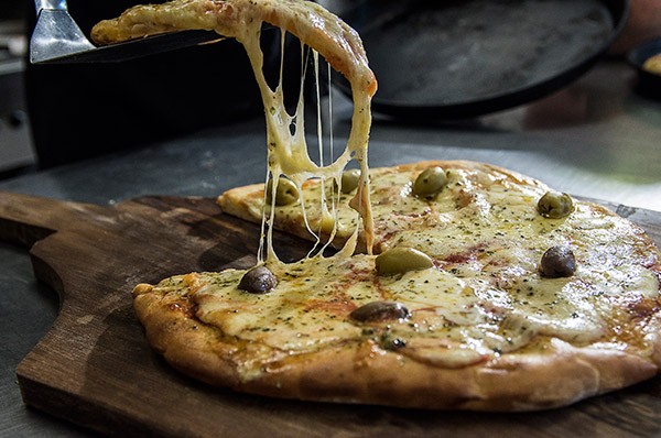 Diferentes variedades de pizza libre para fiestas